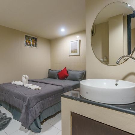 Cheqinn Bed Sukhumvit 4 Nana Plaza Bangkok Bagian luar foto