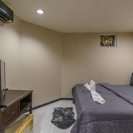Cheqinn Bed Sukhumvit 4 Nana Plaza Bangkok Bagian luar foto