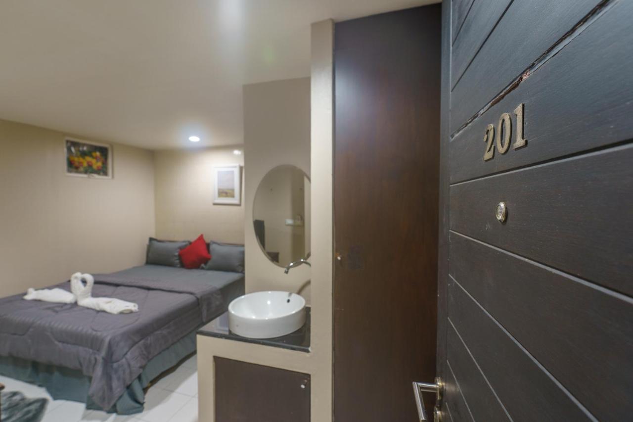 Cheqinn Bed Sukhumvit 4 Nana Plaza Bangkok Bagian luar foto