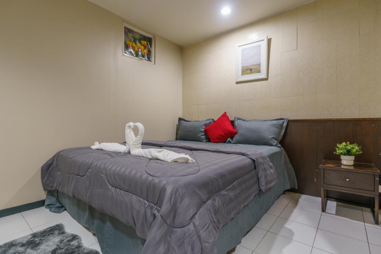 Cheqinn Bed Sukhumvit 4 Nana Plaza Bangkok Bagian luar foto