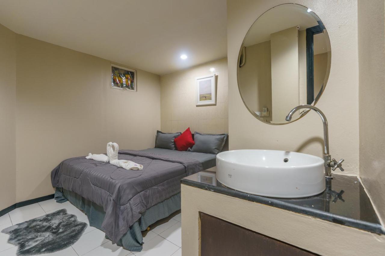 Cheqinn Bed Sukhumvit 4 Nana Plaza Bangkok Bagian luar foto
