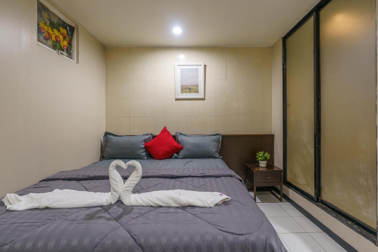 Cheqinn Bed Sukhumvit 4 Nana Plaza Bangkok Bagian luar foto