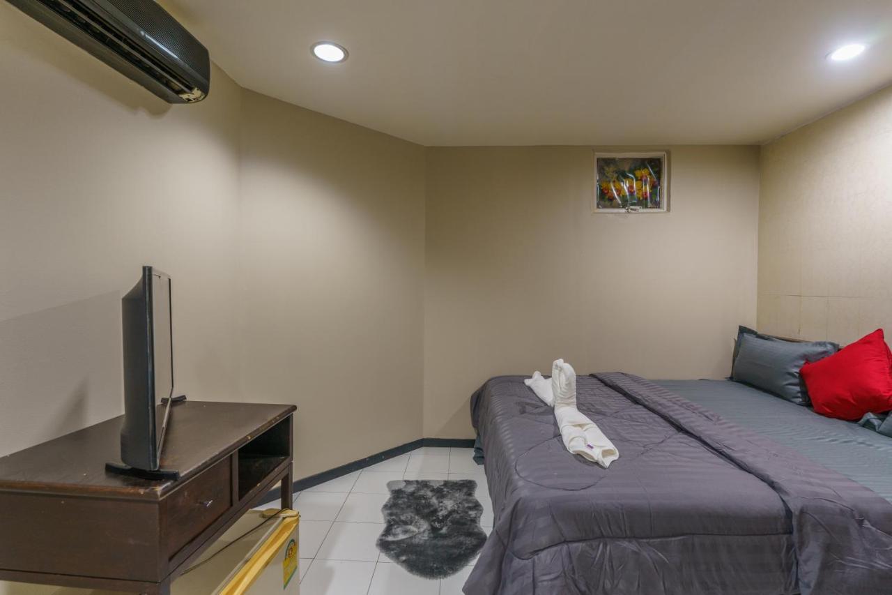 Cheqinn Bed Sukhumvit 4 Nana Plaza Bangkok Bagian luar foto