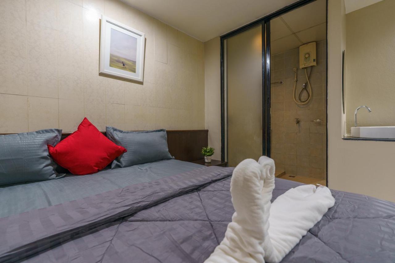 Cheqinn Bed Sukhumvit 4 Nana Plaza Bangkok Bagian luar foto
