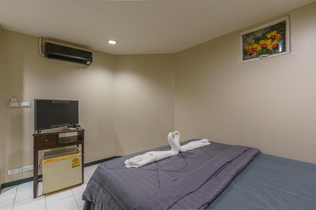 Cheqinn Bed Sukhumvit 4 Nana Plaza Bangkok Bagian luar foto