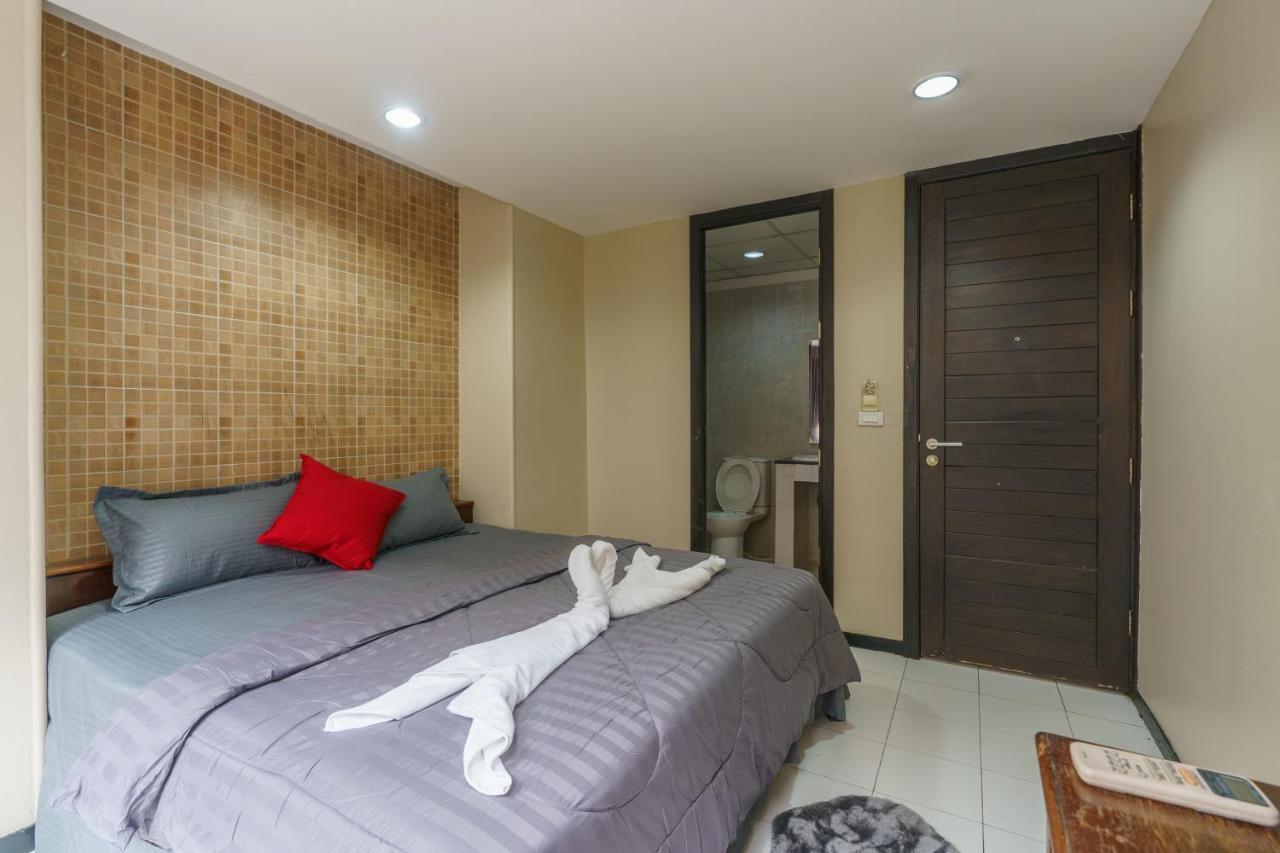 Cheqinn Bed Sukhumvit 4 Nana Plaza Bangkok Bagian luar foto