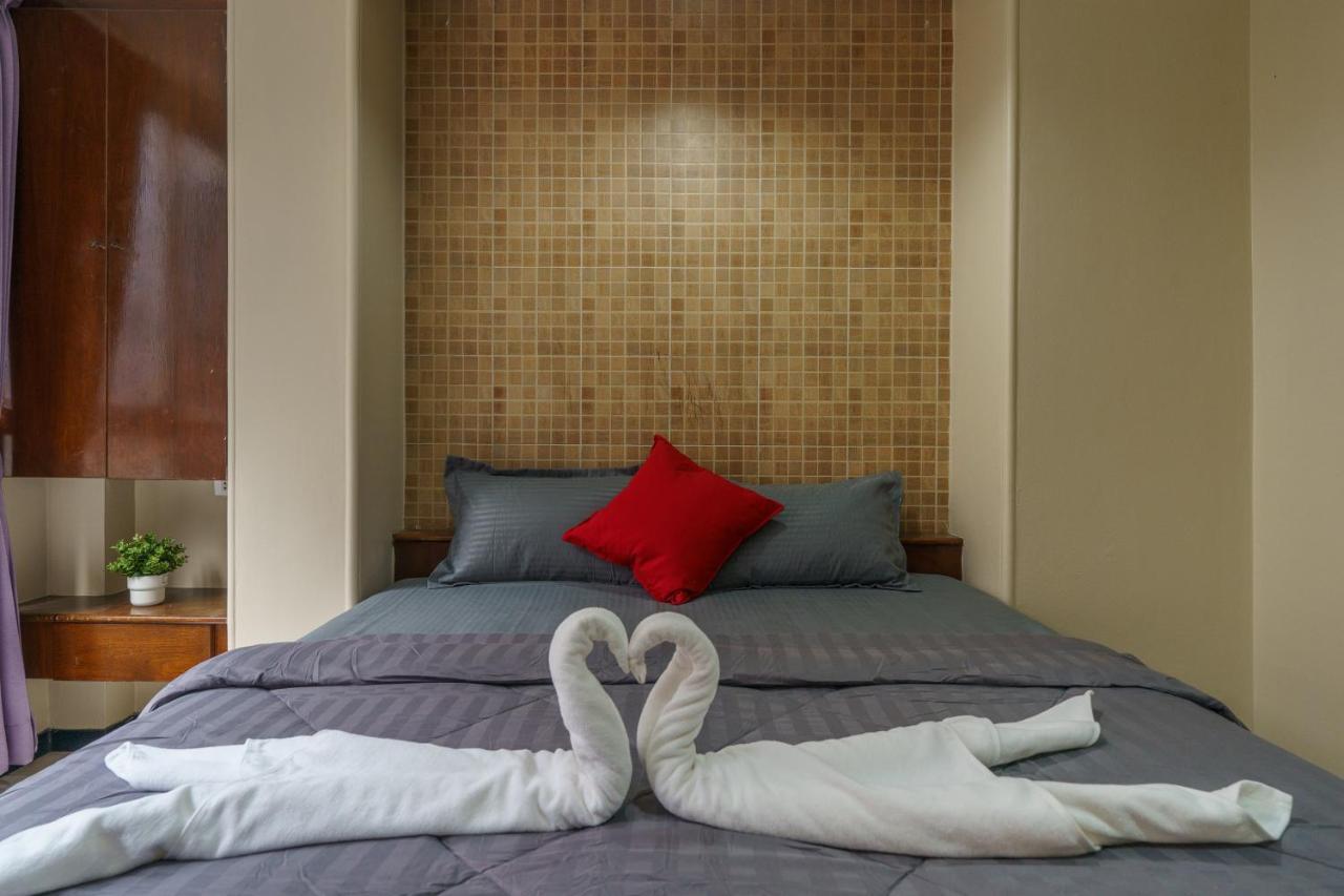 Cheqinn Bed Sukhumvit 4 Nana Plaza Bangkok Bagian luar foto