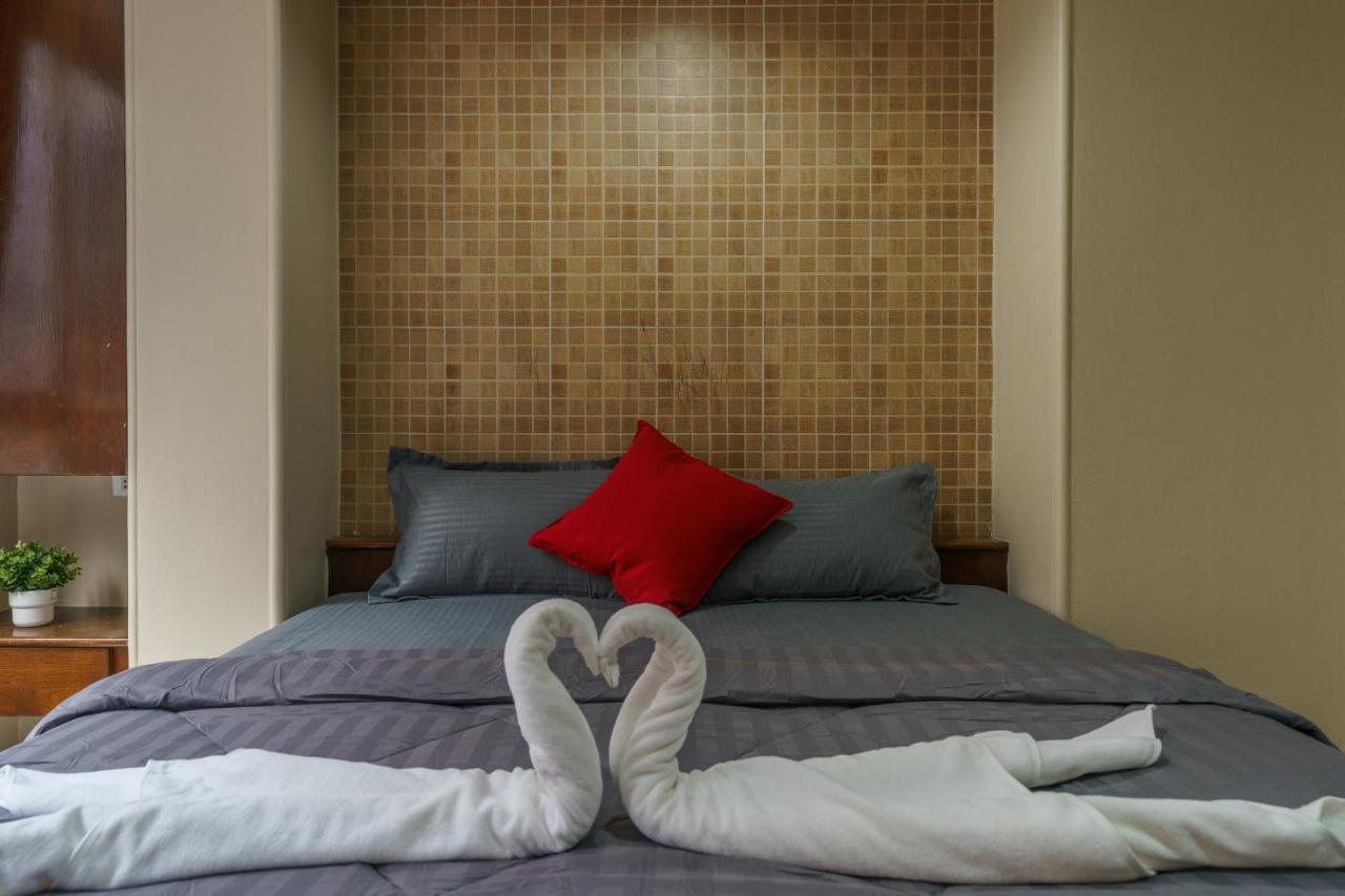 Cheqinn Bed Sukhumvit 4 Nana Plaza Bangkok Bagian luar foto