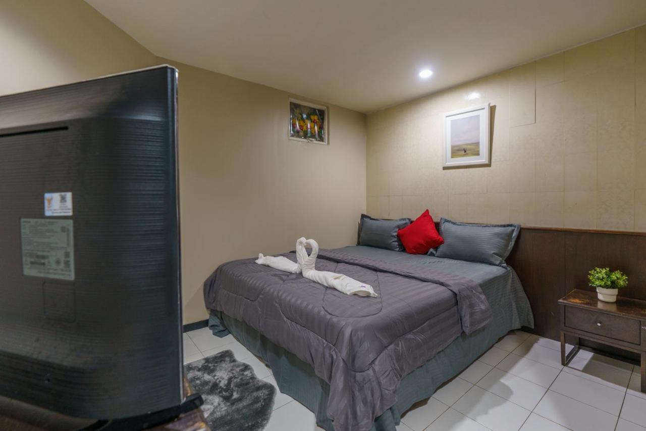 Cheqinn Bed Sukhumvit 4 Nana Plaza Bangkok Bagian luar foto