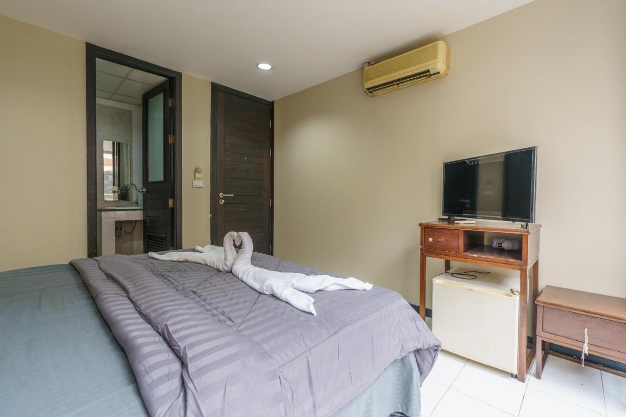 Cheqinn Bed Sukhumvit 4 Nana Plaza Bangkok Bagian luar foto