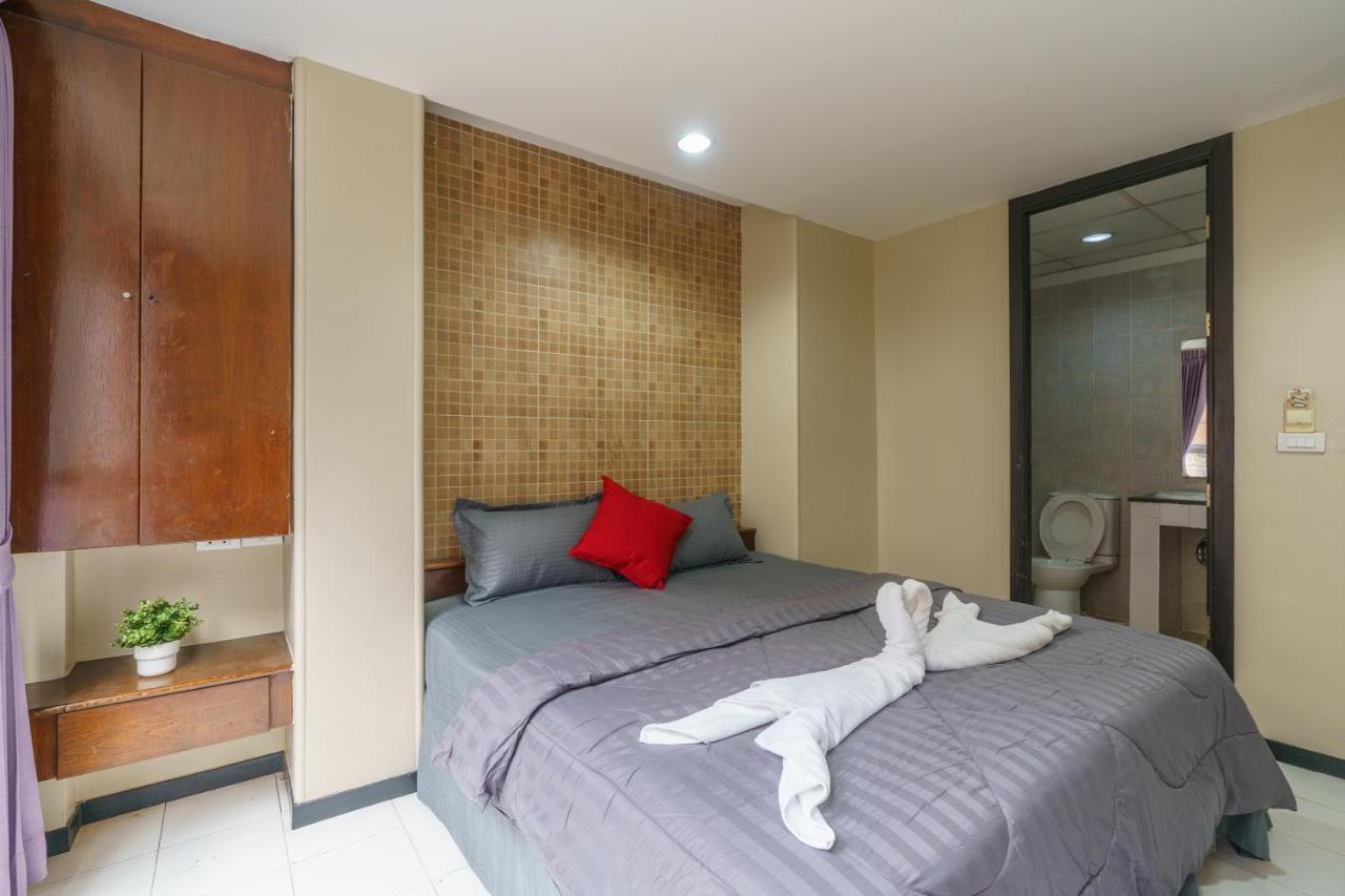Cheqinn Bed Sukhumvit 4 Nana Plaza Bangkok Bagian luar foto