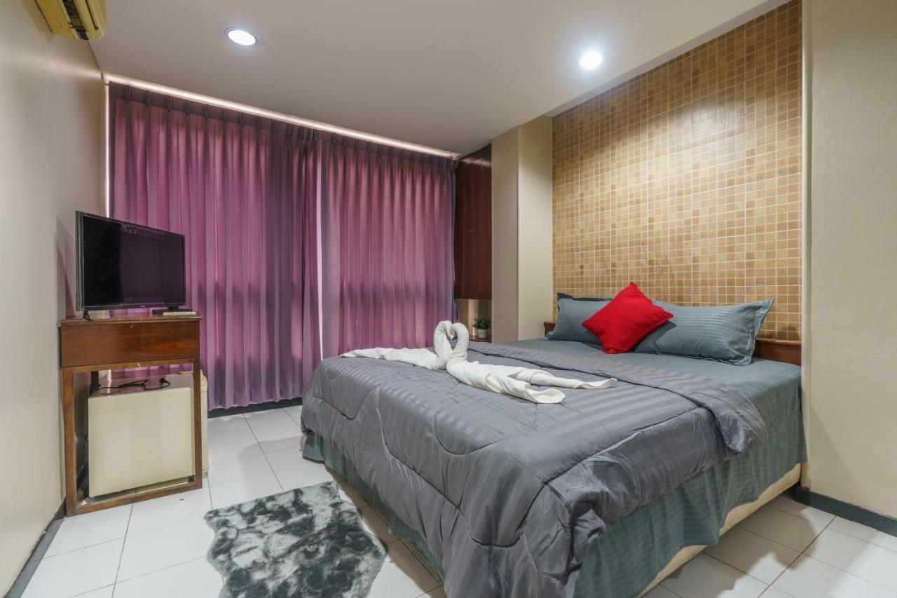 Cheqinn Bed Sukhumvit 4 Nana Plaza Bangkok Bagian luar foto