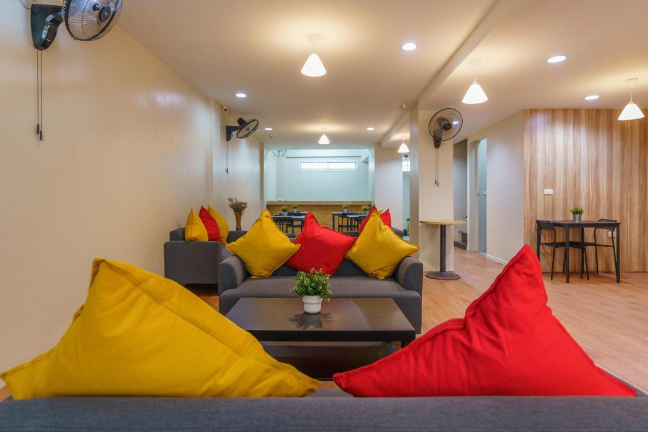 Cheqinn Bed Sukhumvit 4 Nana Plaza Bangkok Bagian luar foto