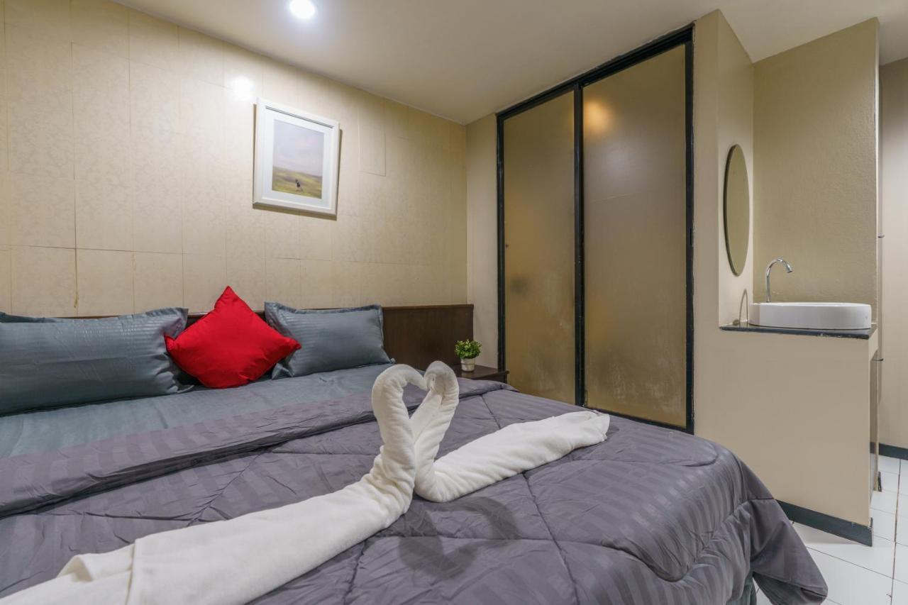 Cheqinn Bed Sukhumvit 4 Nana Plaza Bangkok Bagian luar foto