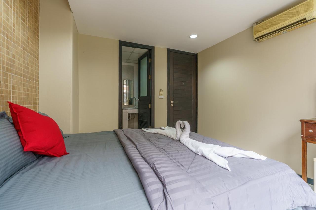Cheqinn Bed Sukhumvit 4 Nana Plaza Bangkok Bagian luar foto