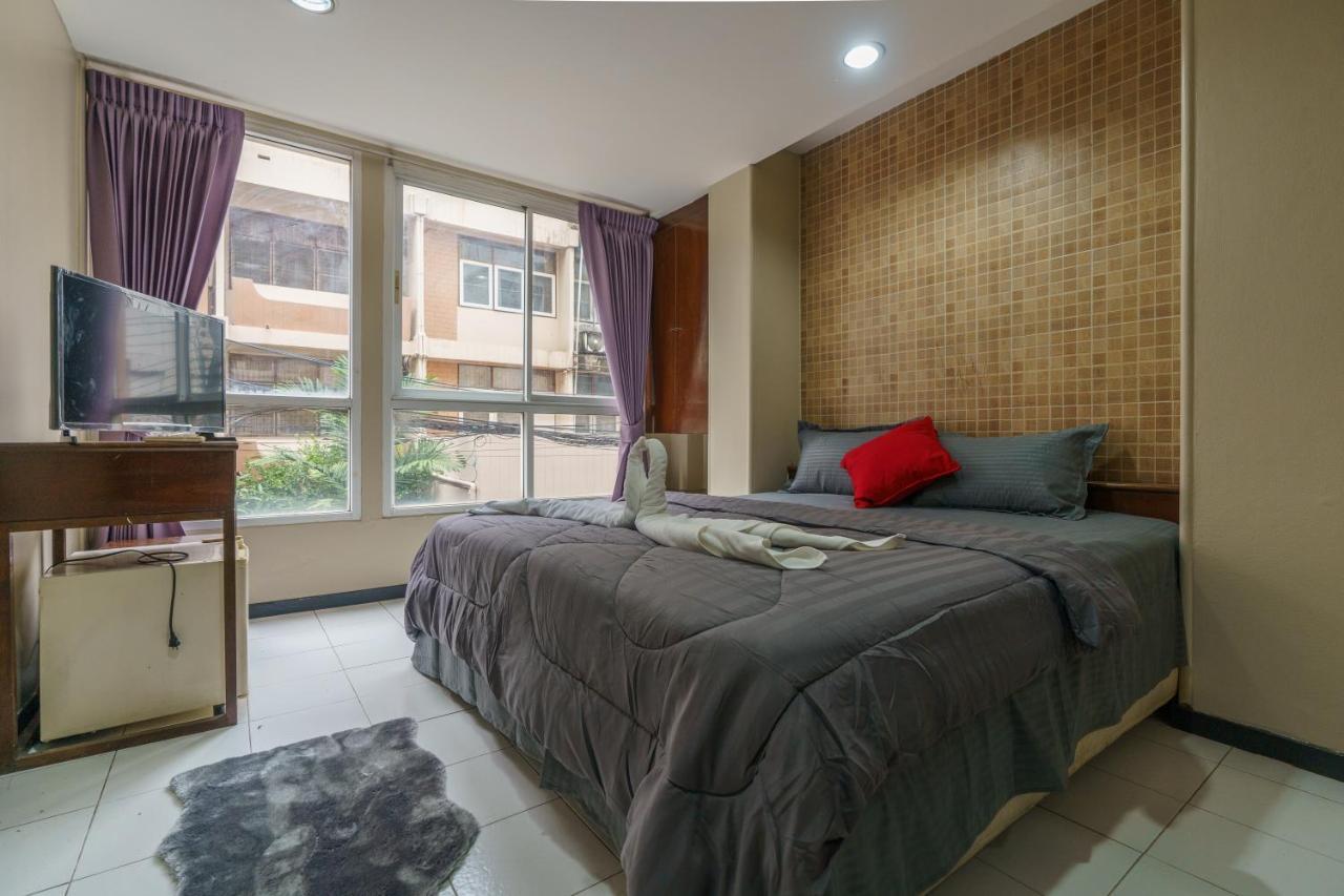 Cheqinn Bed Sukhumvit 4 Nana Plaza Bangkok Bagian luar foto